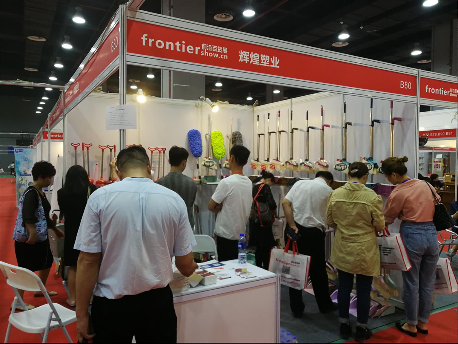 袋芝蓮攜創(chuàng)新產(chǎn)品驚艷亮相上海日用品展覽會(huì)，抽取式保鮮袋引領(lǐng)便捷生活新潮流